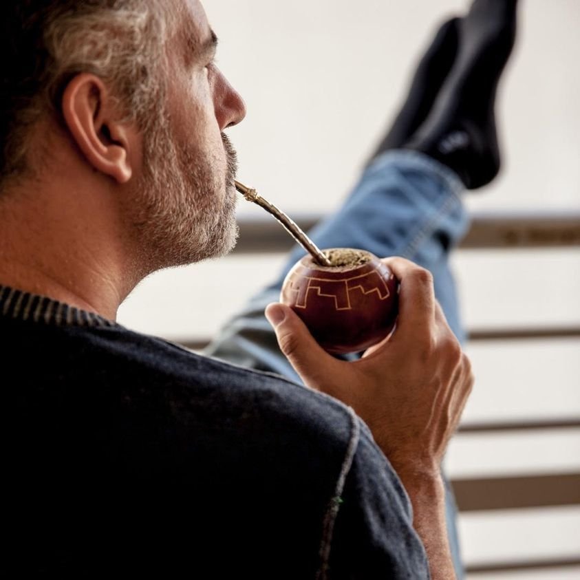 hombre-tomando-mate-relajado-sentado-con-piernas-arriba