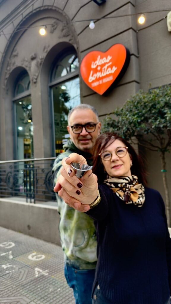 javier-junto-a-hija-creador-inventor-cosito-del-mate