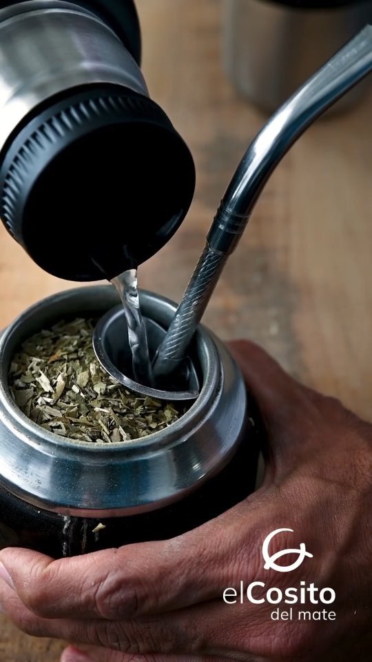mano-sostiene-mate-cebando-agua-con-cosito-mate-montañita
