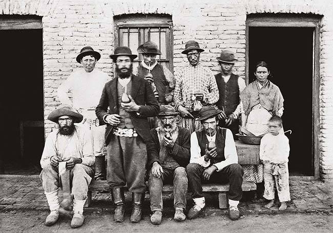 mate en 1860-fotoPersonal de una estancia (1895). Foto: Samuel Boote.